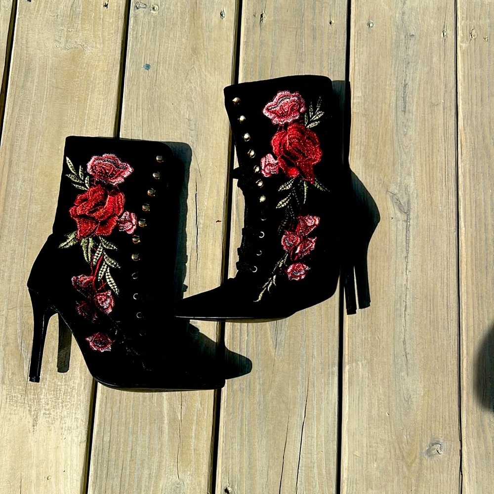Cape Robbin Mini black Lace Up Embroidered Boots (size 7 med)